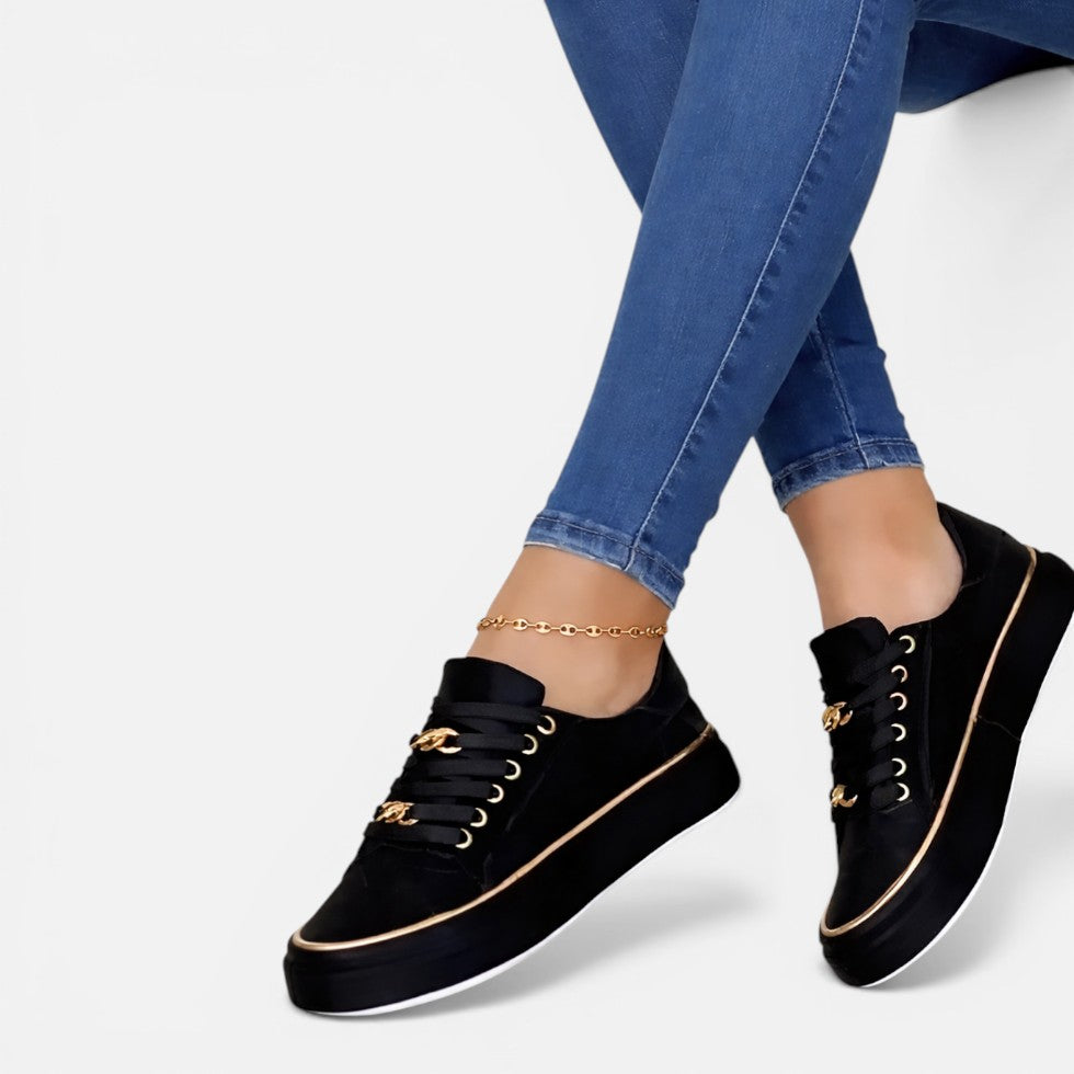 Damesneakers med snørebånd og metaldetalje