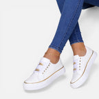 Damesneakers med snørebånd og metaldetalje