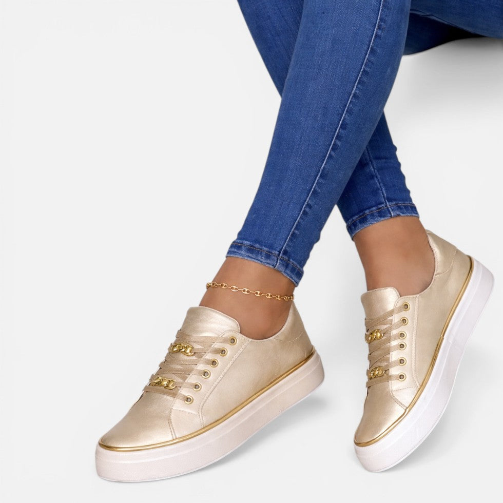 Damesneakers med snørebånd og metaldetalje