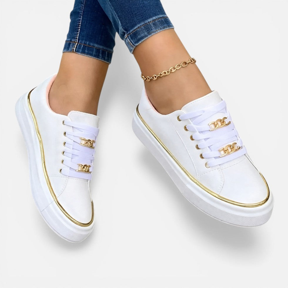 Damesneakers med snørebånd og metaldetalje