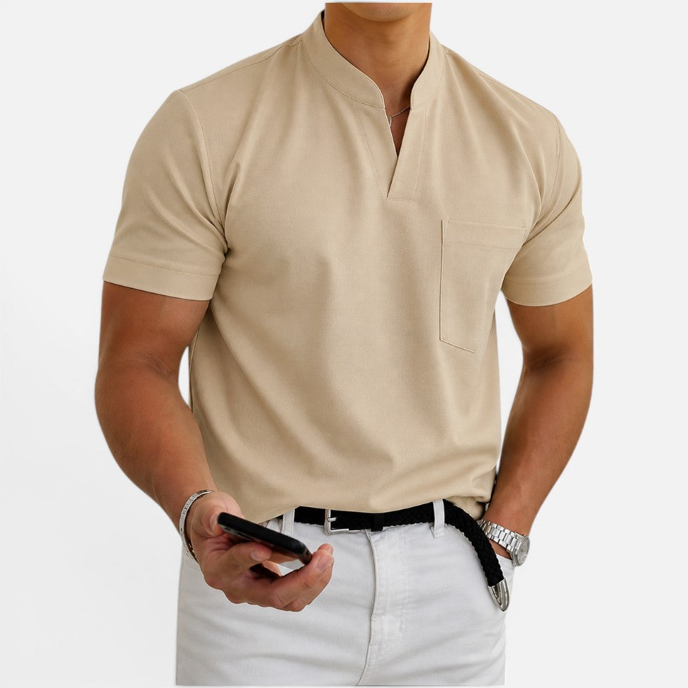 T-shirt til mænd med V-hals og brystlomme