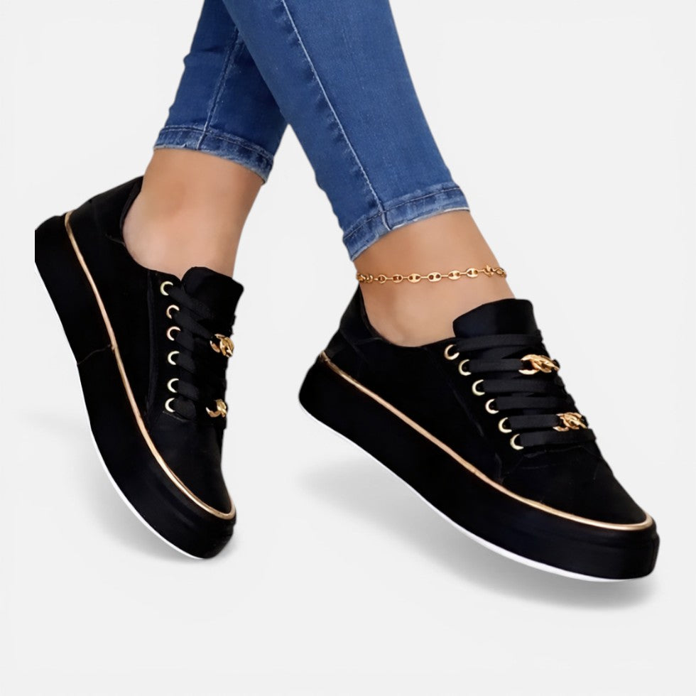 Damesneakers med snørebånd og metaldetalje
