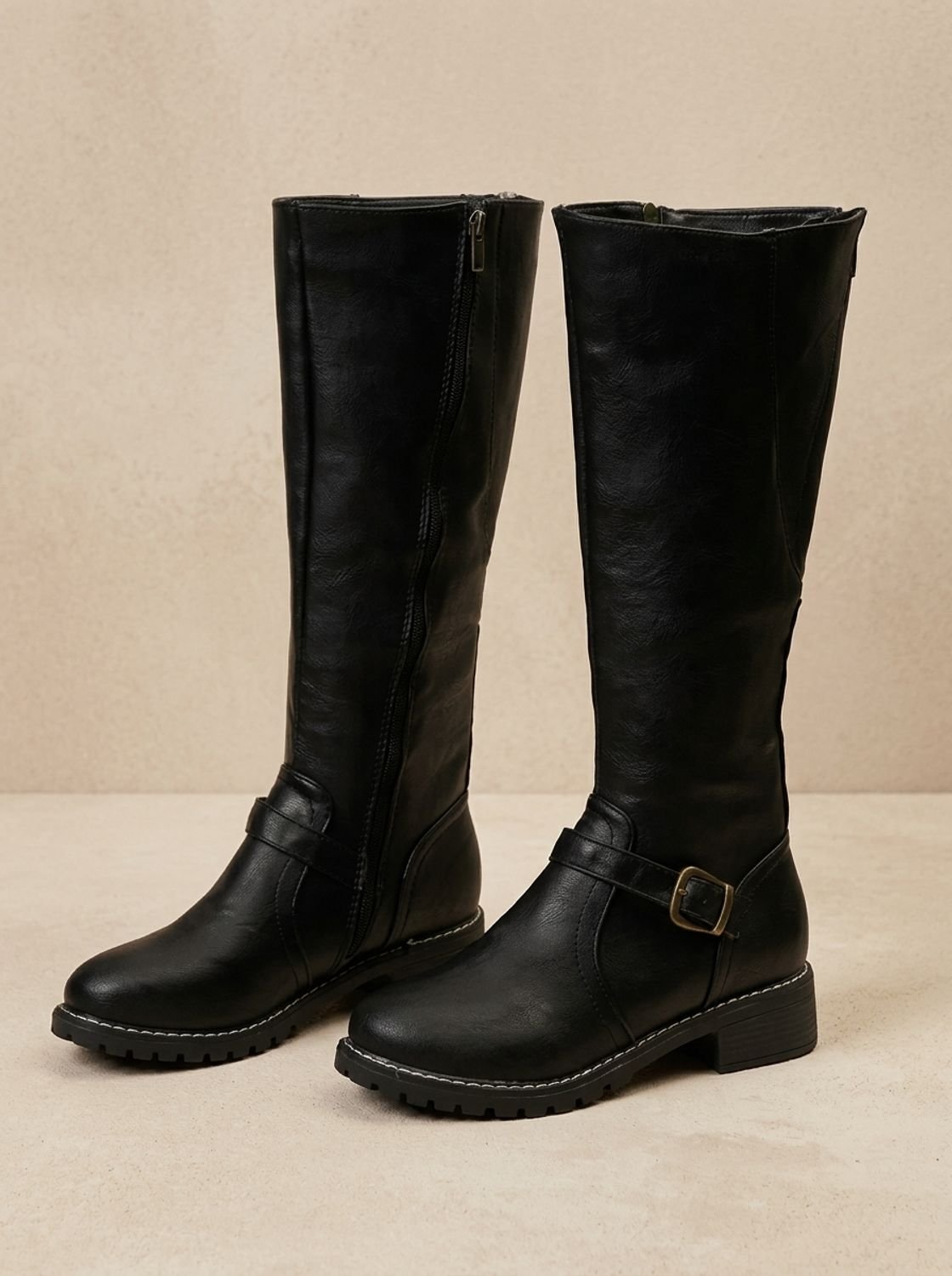 Damen Kniehohe Stiefel aus Kunstleder mit goldener Schnalle – Stiefel mit Profilsohle, Herbst Winter