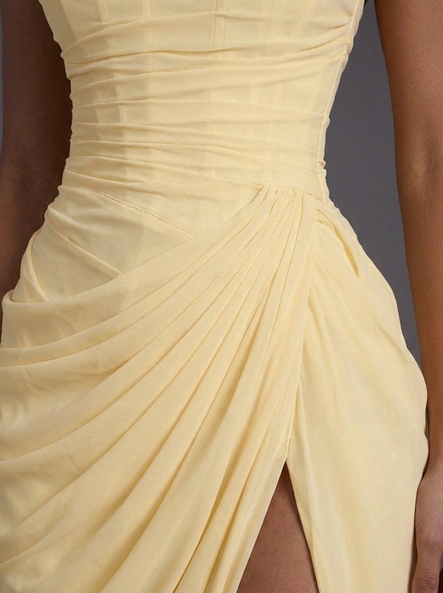 Damen-Maxikleid mit trägerlosem Korsett, Raffung und hohem Beinschlitz