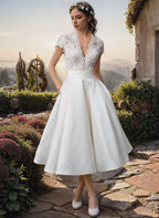 Damen-Midikleid mit Spitzenoberteil und V-Ausschnitt
