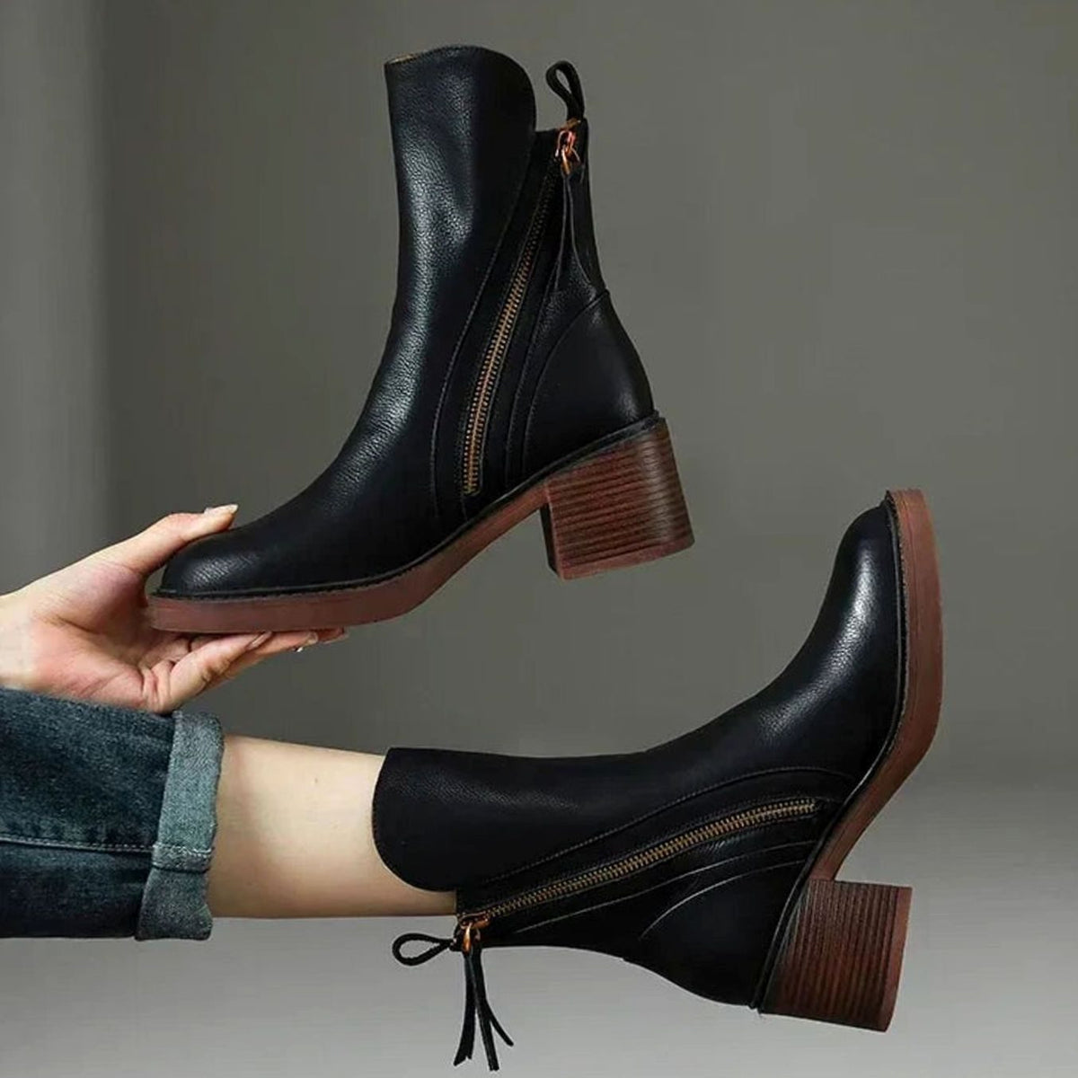 Damen Stiefeletten aus Kunstleder mit Blockabsatz – Ankle Boots mit Reißverschluss und Quaste, Herbst Winter