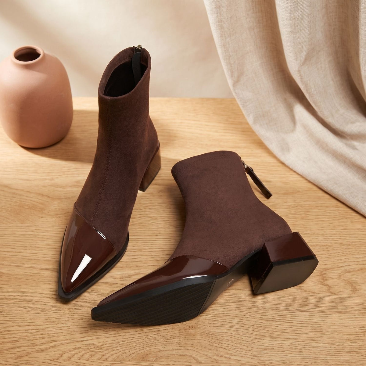Damen Spitze Stiefeletten in Wildlederoptik mit Lackdetails – Sock Boots mit Blockabsatz, Herbst Winter