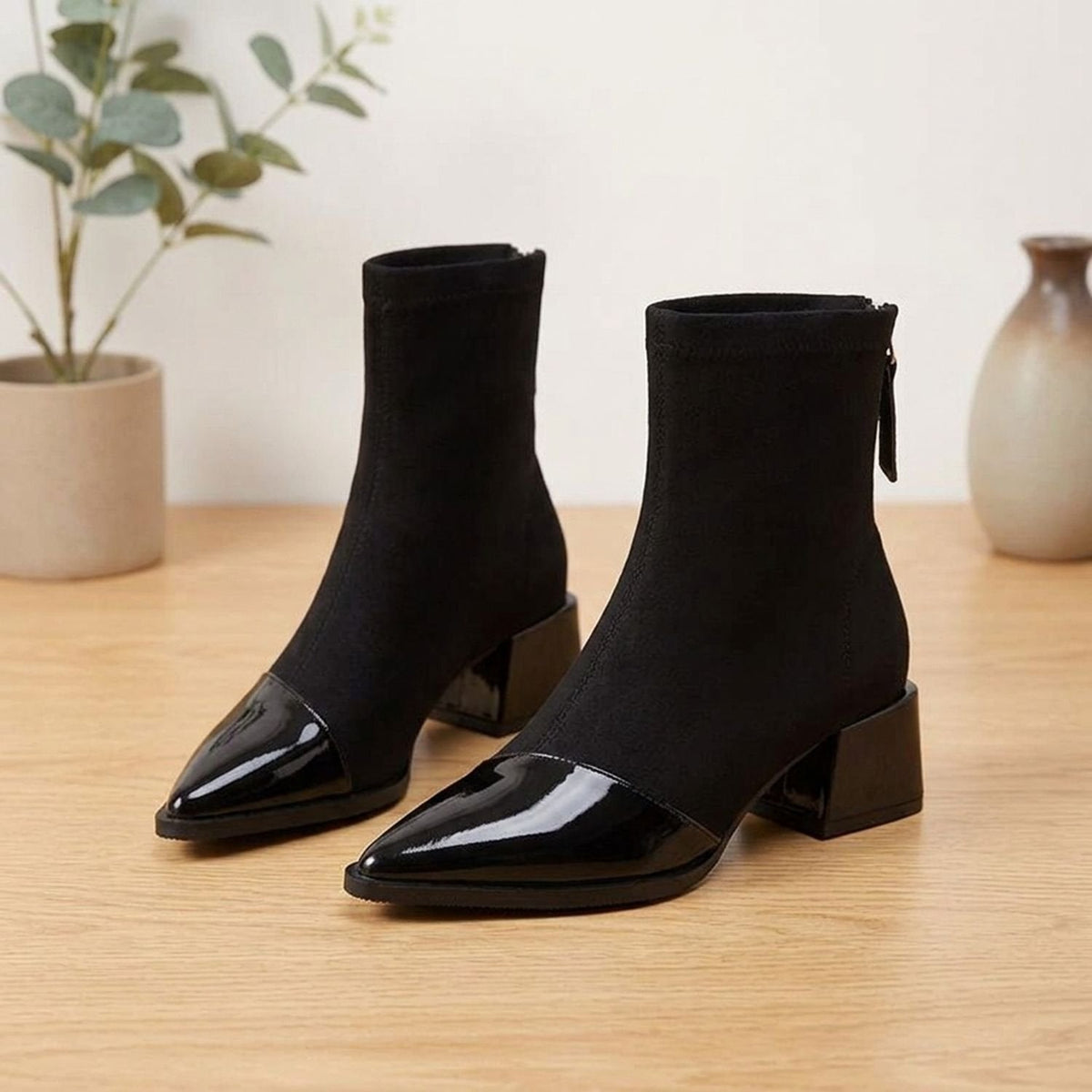 Damen Spitze Stiefeletten in Wildlederoptik mit Lackdetails – Sock Boots mit Blockabsatz, Herbst Winter