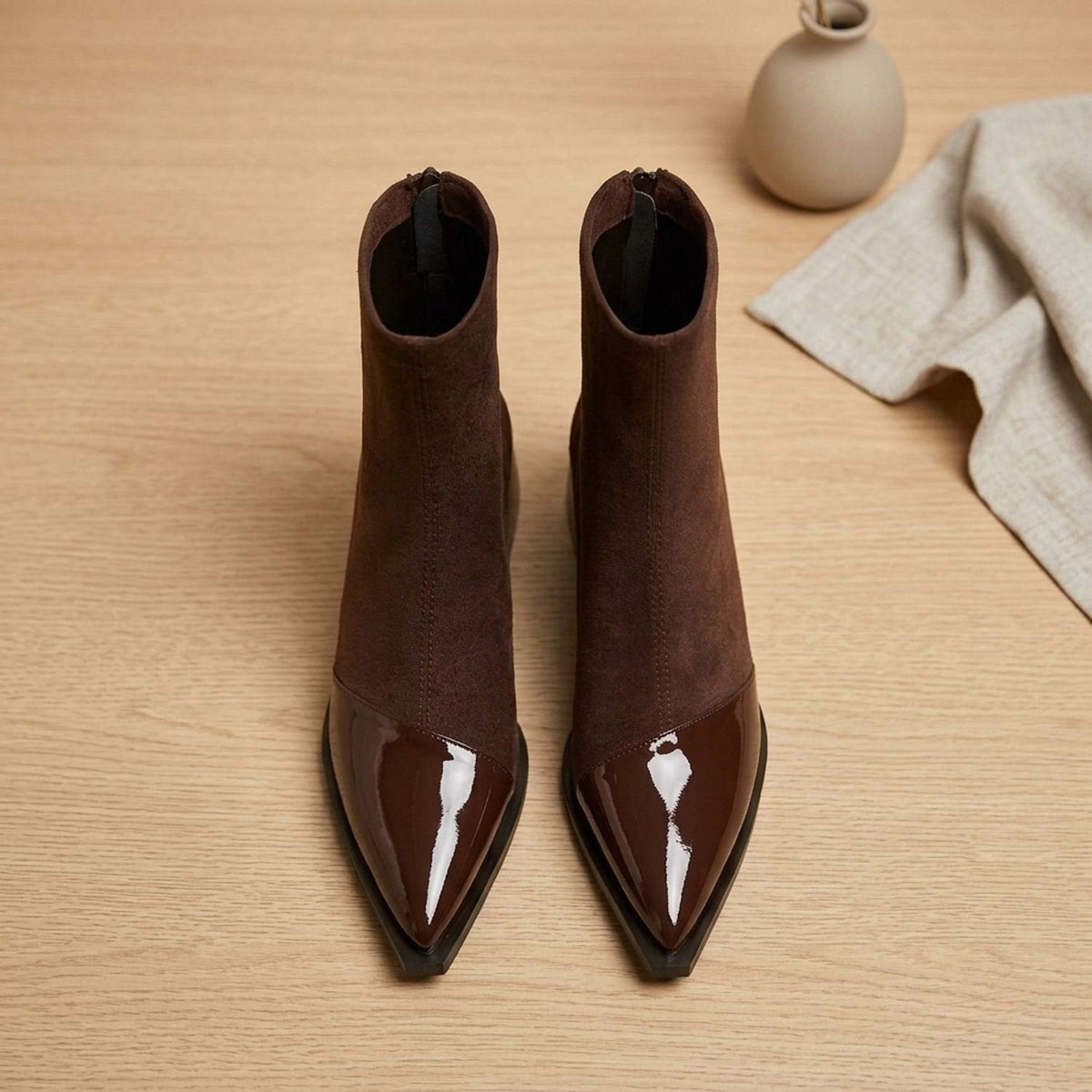 Damen Spitze Stiefeletten in Wildlederoptik mit Lackdetails – Sock Boots mit Blockabsatz, Herbst Winter