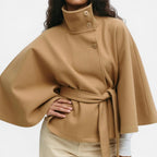 Damen Cape-Jacke mit hohem Kragen und Taillengürtel