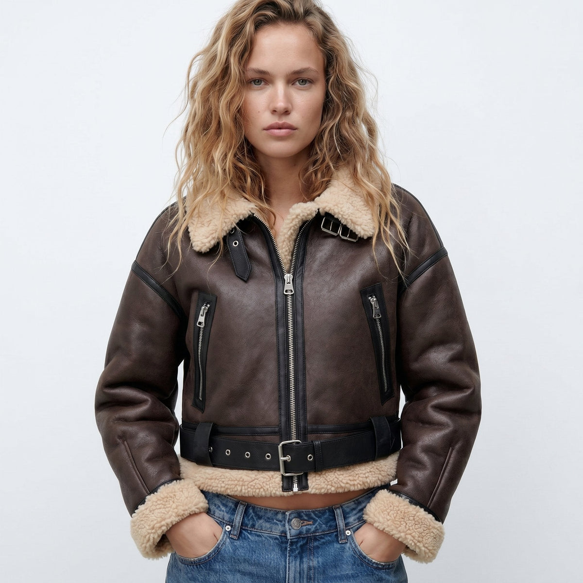 Damen Lammfell-Bomberjacke mit doppelseitigem Design und kurzer Passform