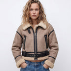 Damen Lammfell-Bomberjacke mit doppelseitigem Design und kurzer Passform