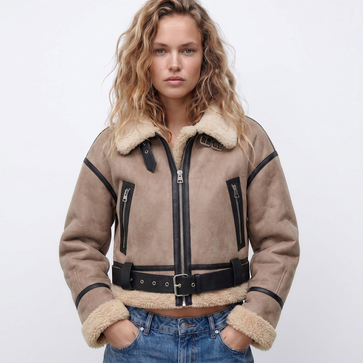 Damen Lammfell-Bomberjacke mit doppelseitigem Design und kurzer Passform