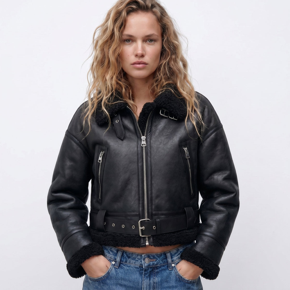 Damen Lammfell-Bomberjacke mit doppelseitigem Design und kurzer Passform