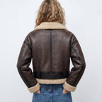 Damen Lammfell-Bomberjacke mit doppelseitigem Design und kurzer Passform
