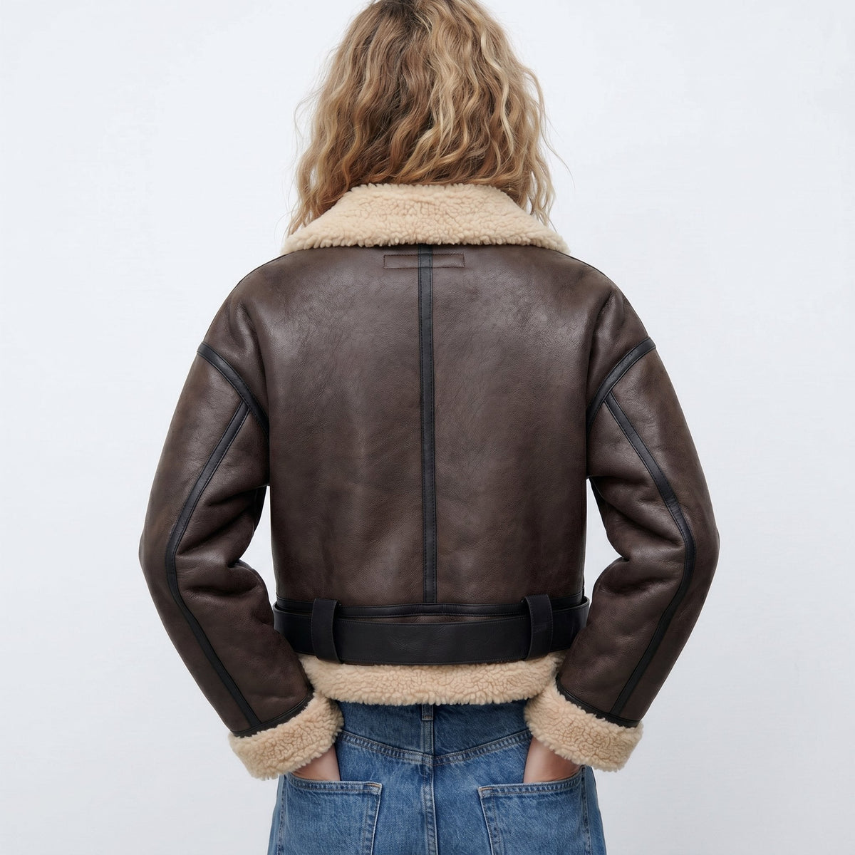 Damen Lammfell-Bomberjacke mit doppelseitigem Design und kurzer Passform