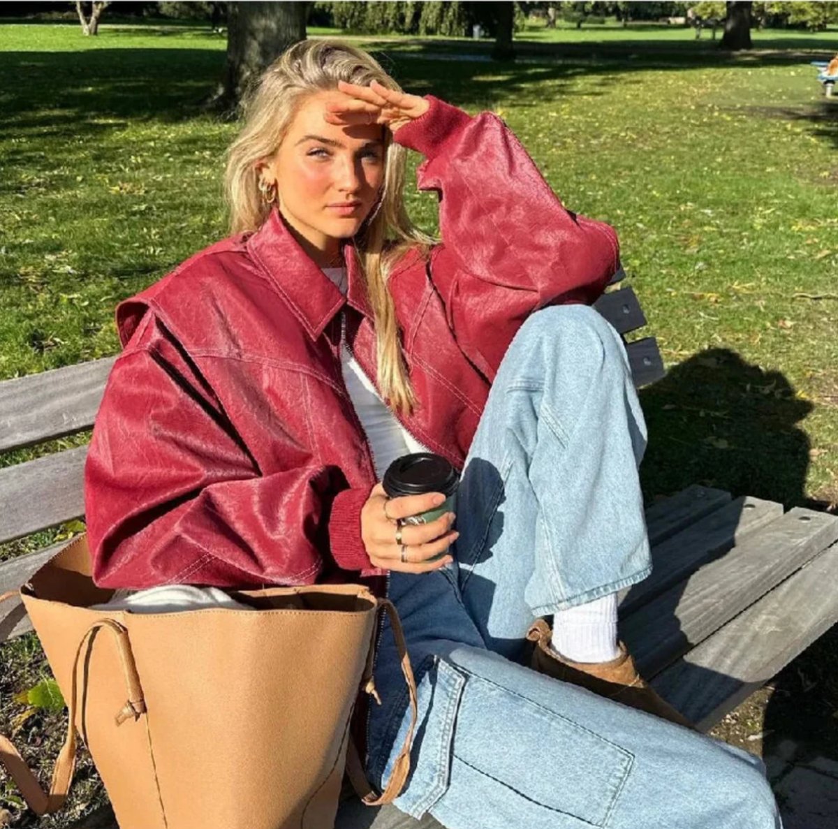 Damen Oversized-Steppjacke aus Kunstleder mit Kontrastnähten und Reißverschluss