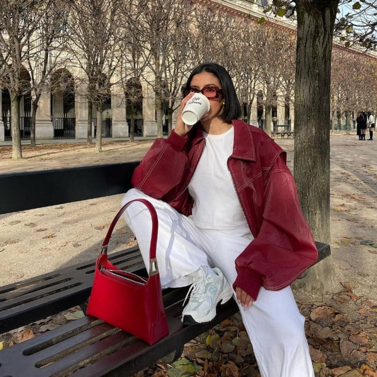 Damen Oversized-Steppjacke aus Kunstleder mit Kontrastnähten und Reißverschluss