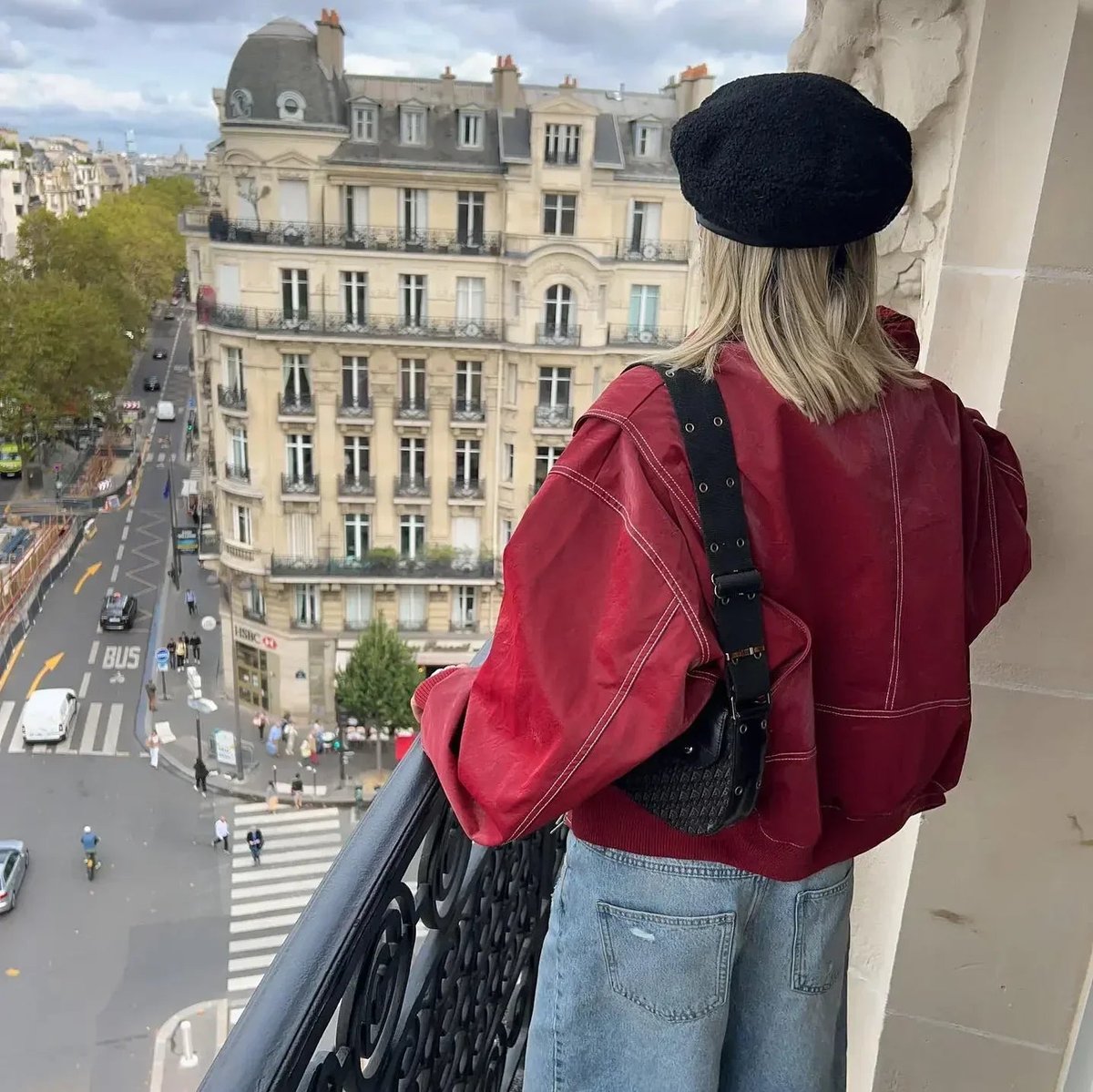 Damen Oversized-Steppjacke aus Kunstleder mit Kontrastnähten und Reißverschluss