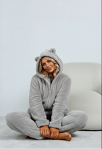 Damen Teddy Onesie mit Kapuze und Bärenohren – Flauschiger Plüsch Jumpsuit mit Reißverschluss, Winter