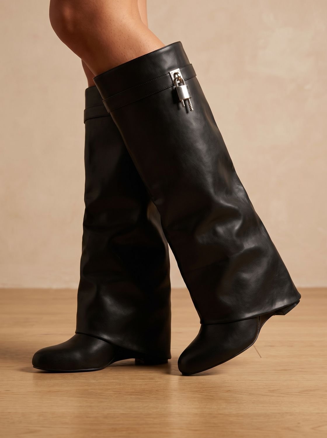 Damen Kniehohe Stiefel Schwarz mit Umschlag – Kunstleder Faltstiefel mit Keilabsatz, Herbst Winter