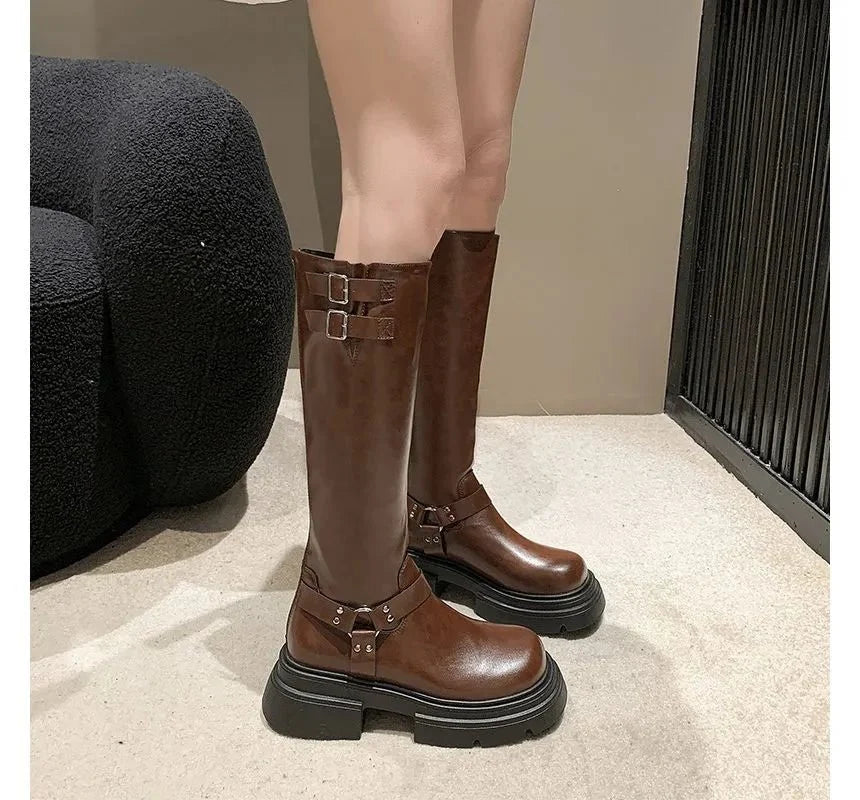 Damen kniehohe Stiefel mit verstellbaren Schnallen