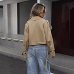 Damen kurzer zweireihiger Trenchcoat mit tailliertem Schnitt und Gürtel