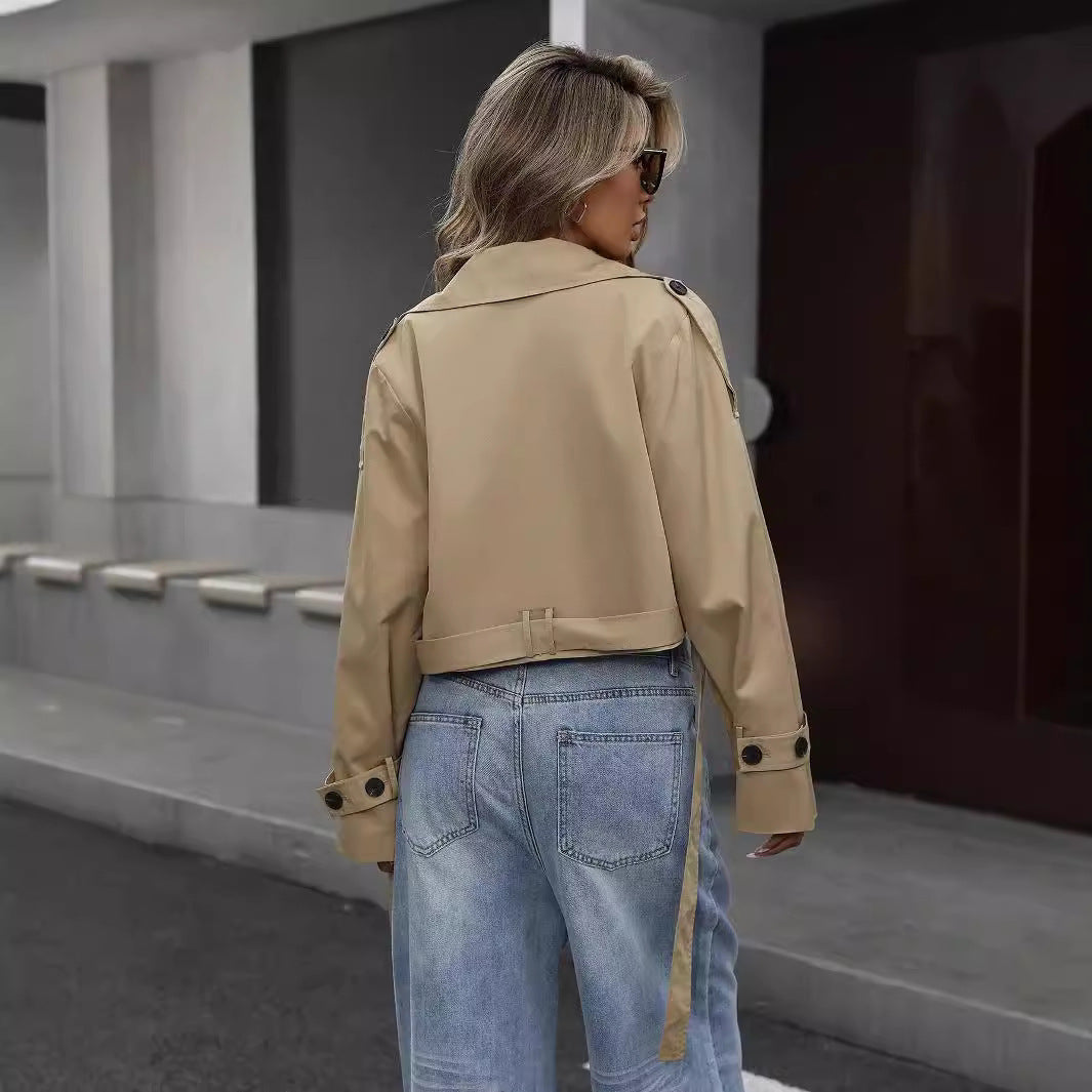 Damen kurzer zweireihiger Trenchcoat mit tailliertem Schnitt und Gürtel