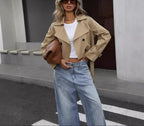 Damen kurzer zweireihiger Trenchcoat mit tailliertem Schnitt und Gürtel