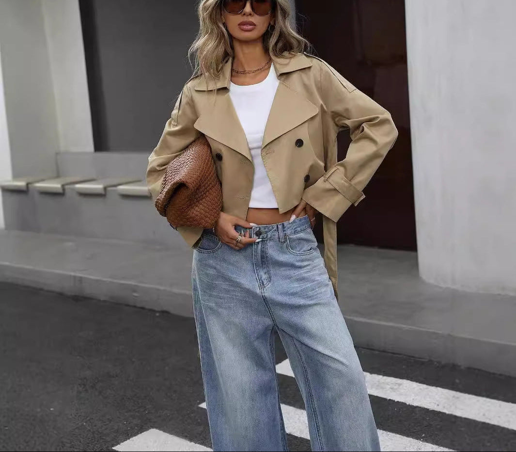 Damen kurzer zweireihiger Trenchcoat mit tailliertem Schnitt und Gürtel
