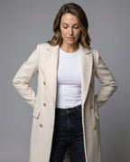 Damen langer Wintermantel mit breitem Revers und goldenen Knöpfen