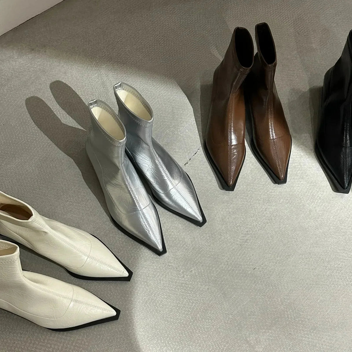 Damen spitz zulaufende Stiefeletten mit Blockabsatz und knöchelhohem Schnitt