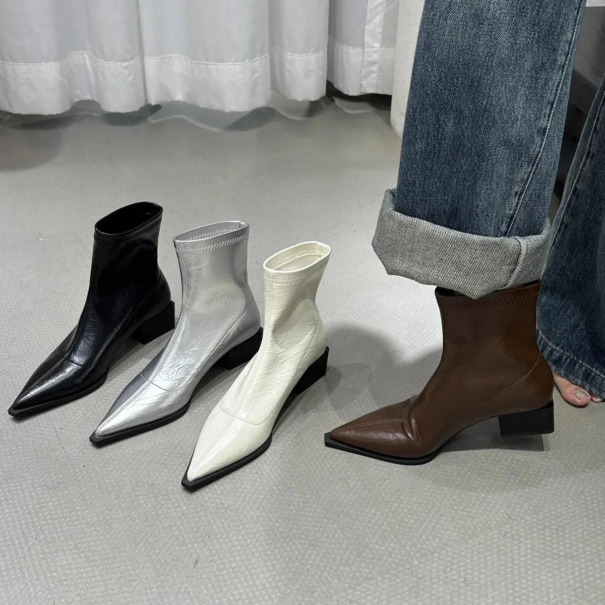 Damen spitz zulaufende Stiefeletten mit Blockabsatz und knöchelhohem Schnitt