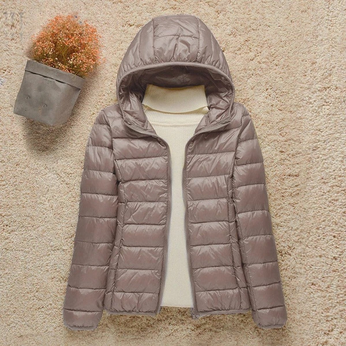 Damen ultraleichte Steppjacke mit Kapuze und Daunenfüllung