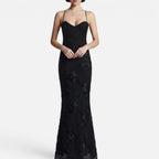 Langes Kleid mit Spaghettiträgern und Stickereien