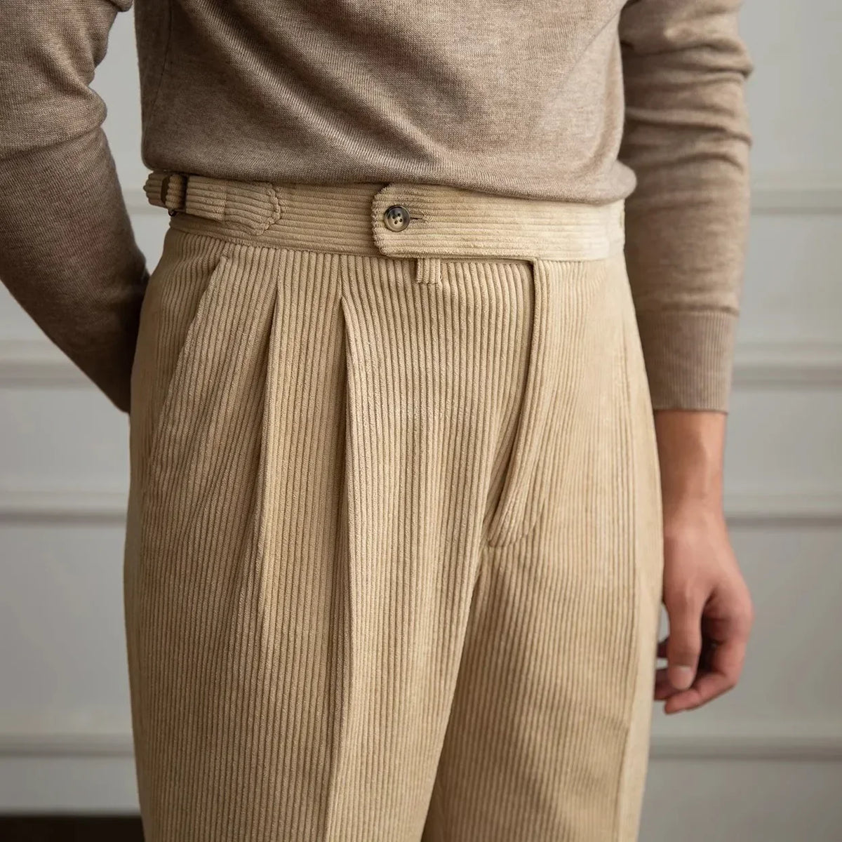 Herren Cordhose mit Bundfalten, Knopfverschluss und geradem Schnitt