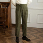 Herren Cordhose mit Bundfalten, Knopfverschluss und geradem Schnitt