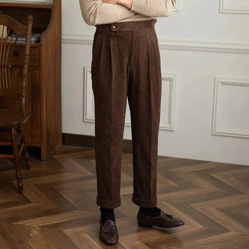 Herren Cordhose mit Bundfalten, Knopfverschluss und geradem Schnitt