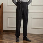 Herren Cordhose mit Bundfalten, Knopfverschluss und geradem Schnitt