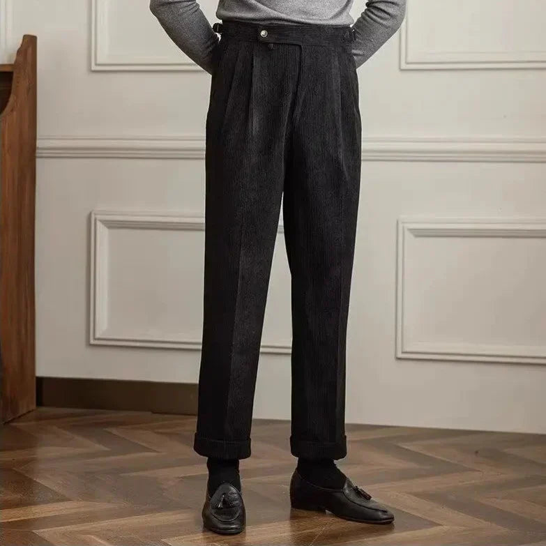 Herren Cordhose mit Bundfalten, Knopfverschluss und geradem Schnitt