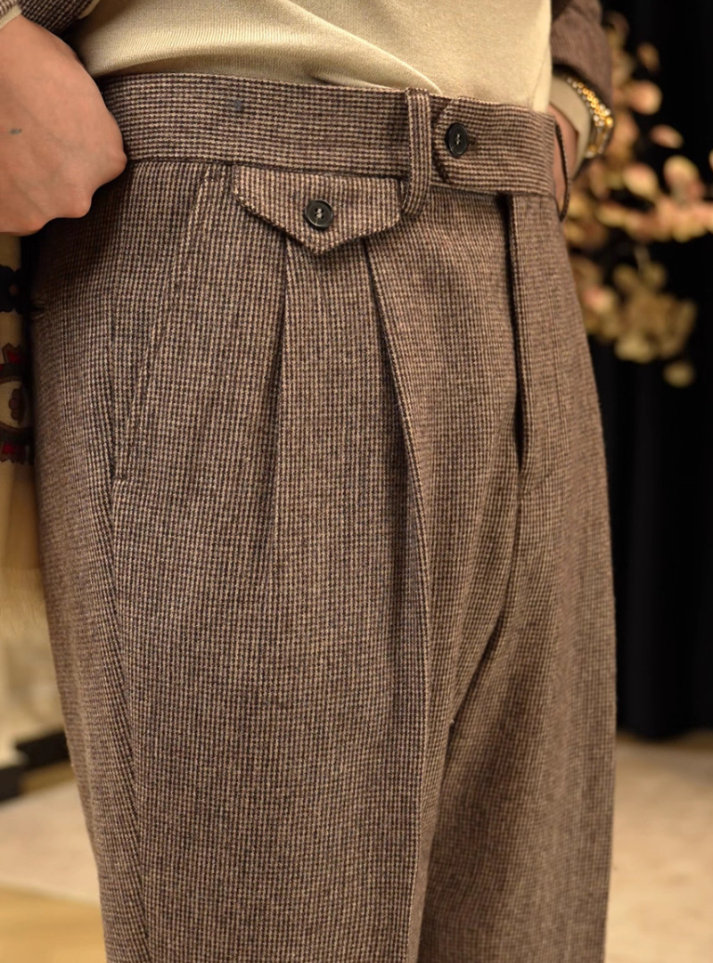 Herren Hose mit Bundfalten, geradem Bein und strukturiertem Finish
