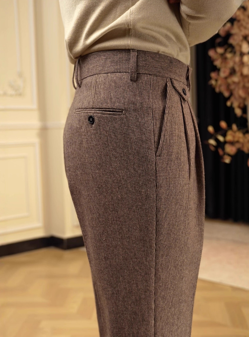 Herren Hose mit Bundfalten, geradem Bein und strukturiertem Finish