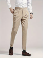 Herren Hose mit hoher Taille, Bundfalten und seitlichen Verstellriemen