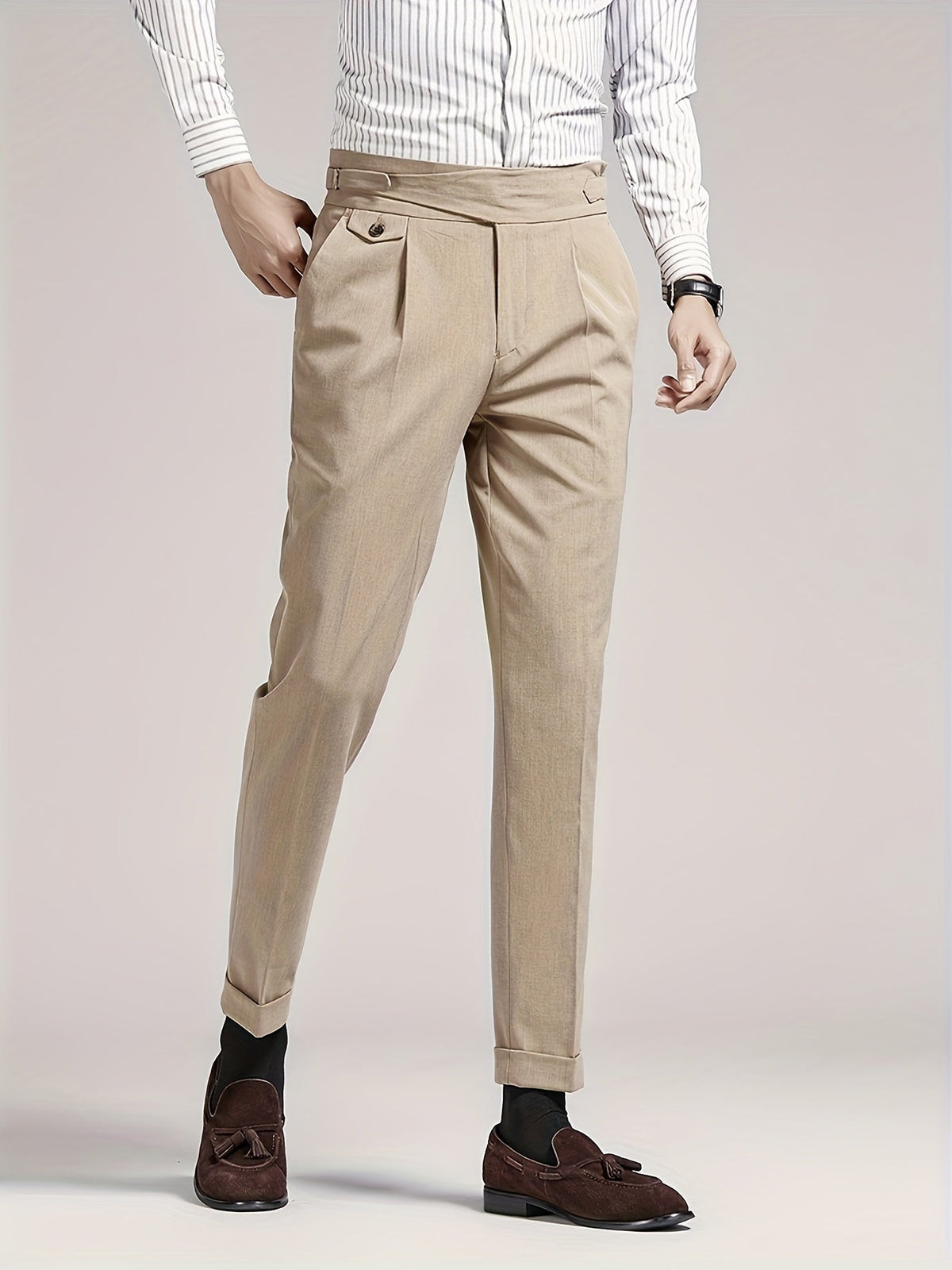 Herren Hose mit hoher Taille, Bundfalten und seitlichen Verstellriemen