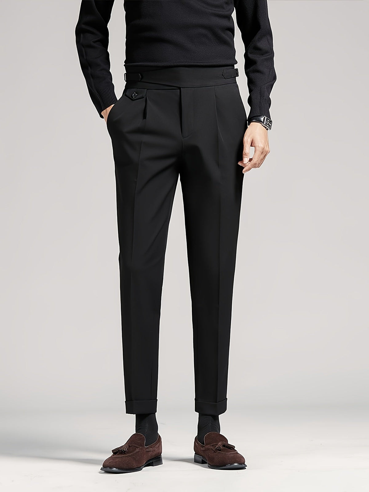 Herren Hose mit hoher Taille, Bundfalten und seitlichen Verstellriemen