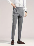 Herren Hose mit hoher Taille, Bundfalten und seitlichen Verstellriemen