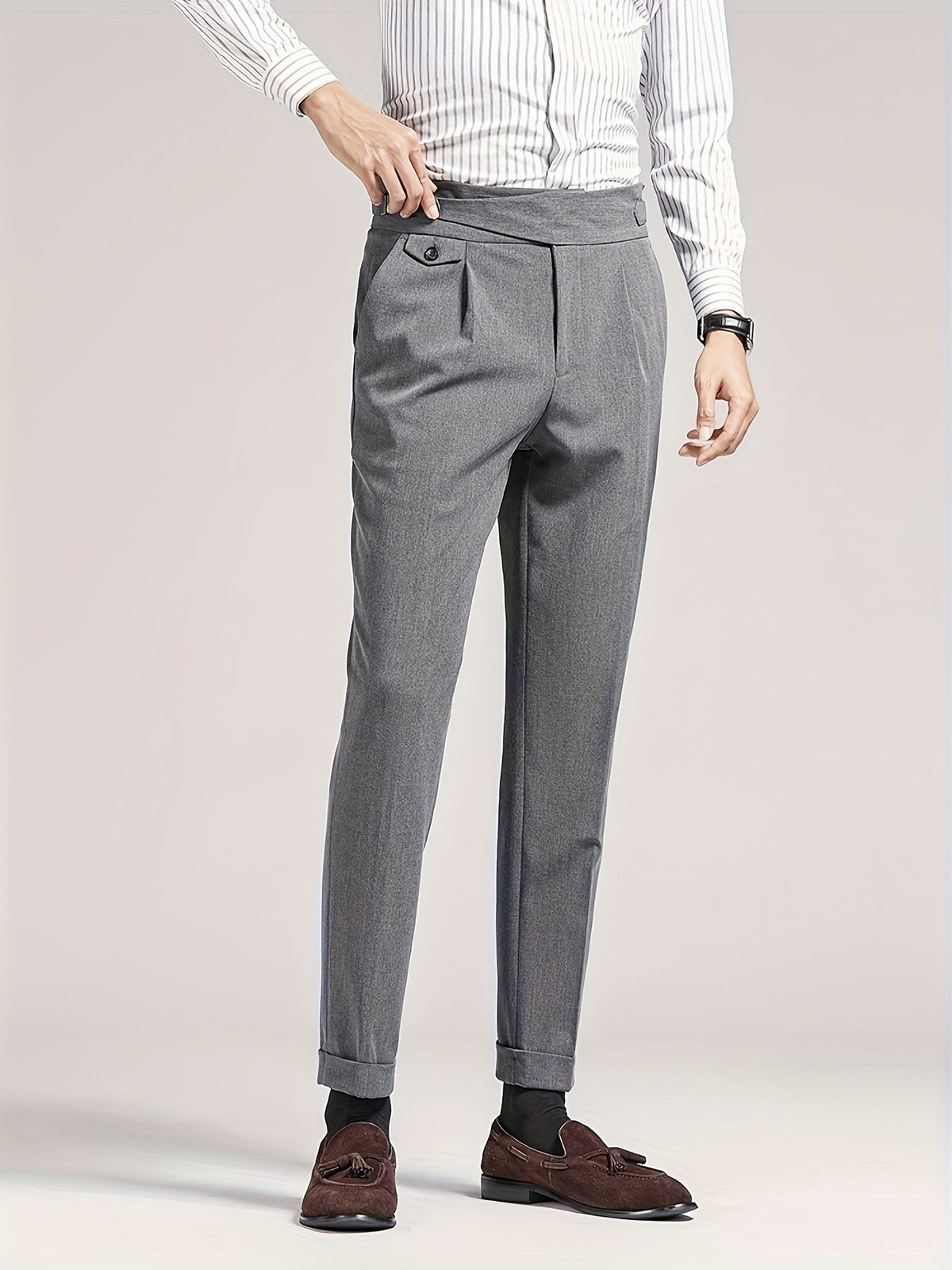 Herren Hose mit hoher Taille, Bundfalten und seitlichen Verstellriemen