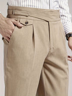 Herren Hose mit hoher Taille, Bundfalten und seitlichen Verstellriemen