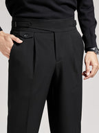 Herren Hose mit hoher Taille, Bundfalten und seitlichen Verstellriemen