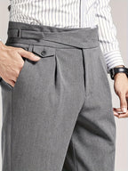 Herren Hose mit hoher Taille, Bundfalten und seitlichen Verstellriemen